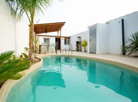 Villa casa blanca luxury spa con piscina privada y jacuzzi privado, luksushotel i Chiclana de la Frontera