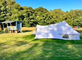 Tin and Canvas Glamping Pickering, Carry on Canvas Bell Tent, hotel in Pickering