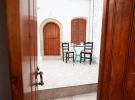 MinoaHouse 1 bedroom,3 guests,bath tub & patio, hotell i Ierapetra