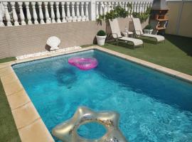 VV 'VALDECONCHA', piscina climatizada privada y vistas al mar – hotel w mieście Caleta De Fuste