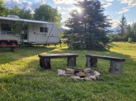 RV with Rocky Mountains View, hotel i McBride