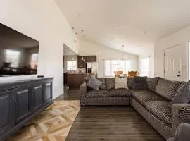 Luxurious 4Bdrm Home with Private Backyard near SOFI, LAX