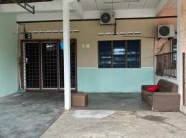 Hajjah Homestay Jln Rajawali Tg Agas – tani hotel w mieście Kampong Sungai Rambai