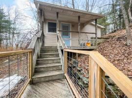 Breezy Hill Eccentric Studio Cottage, hotel v destinaci Accord