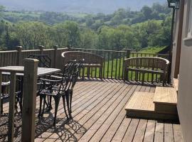 Cottage with outstanding views, apartment in Velindre