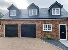 The Lodge at Crown Point, Entire Place, Private Secure Parking, EV Point, Brand new