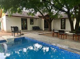 BK's Villa Royal at Kensville Golf & Country Club, casă de vacanță din Ahmedabad