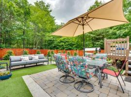 Hot Tub, Game Room and Fire Pit Pocono Summit Home!, hotel v destinaci Pocono Summit