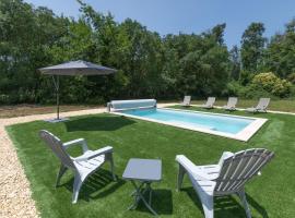 Villa Esparots - Maison avec piscine privée, коттедж в городе Berrias Et Casteljau