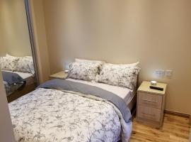 London Luxury Apartment 4 Bedroom Sleeps 12 people with 4 Bathrooms 1 Min walk from Station, hotel with parking in Wanstead