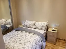 London Luxury Apartment 4 Bedroom Sleeps 12 people with 4 Bathrooms 1 Min walk from Station