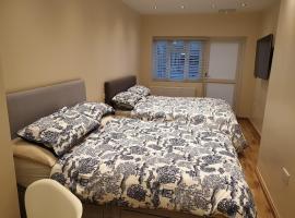 London Luxury Apartments 3 Bedroom Sleeps 8 with 3 Bathrooms 4 mins walk to tube free parking, family hotel in Ilford