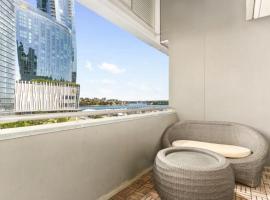 Beautiful 2-Bed Apartment with ocean views of Barangaroo, viešbutis su sūkurinėmis voniomis Sidnėjuje