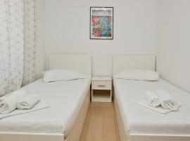 Luka's Lodge Guesthouse & Hostel, asrama di Hvar