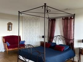 chambre romantique dans le château de la Bouchatte, hôtel pour les familles à Chazemais