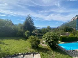 Villa avec piscine entre lac et montagnes !, hôtel à Menthon-Saint-Bernard