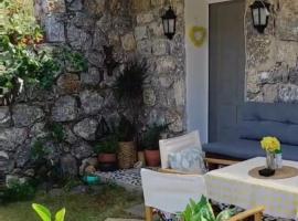 Stone Cottage garden, terrace sea and forest view, pet-friendly hotel in Marmaris