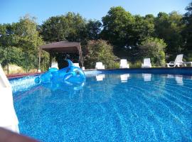 Bonne Chere, Family Friendly Cottage with Pool LPS, hotel a Malguénac