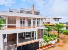 Sierra Skies by StayVista - A mountain-view villa featuring a rooftop swimming pool, Turf, and A gym for an elevated stay