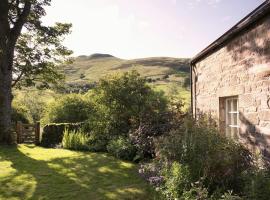 Eastside Steading - Family barn in the Pentland Hills, Edinburgh, hotel v destinaci Penicuik
