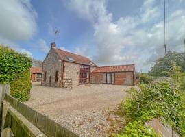 Meadow Barn - stunning Norfolk holiday home sleeping 8 - under 3 miles to the coast, hotel in Knapton