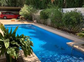 Chalet con piscina privada, hotel que acepta mascotas en Blanca