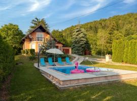 Villa Tratea - With Pool, magánszállás Tomić Draga városában