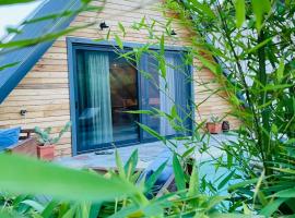 Unique wooden villa with pool, hotel v destinaci Olympiada