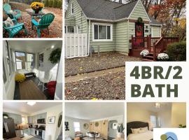 New! Cozy 4-bedroom w/ free parking. Dogs welcome!, feriebolig i Berea