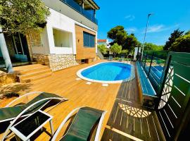 SANJA - with a large covered terrace and pool、バニョレのホテル