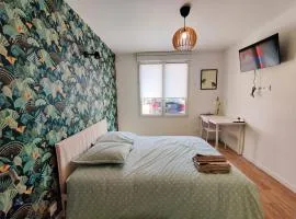 Chambre Arvor avec salle de bains privative dans une résidence avec salon et cuisine partagés