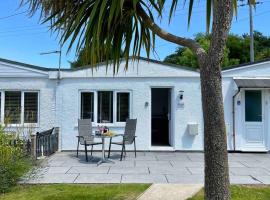 Little Greenway Holiday Bungalow, cabin in Galmpton
