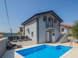 Villa with amazing view and a private pool, Šušnjar 1