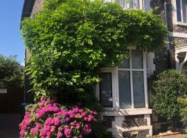Rectory Cottage, homestay in Croydon