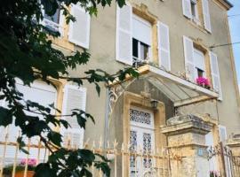 Appartement PAUL VERLAINE โรงแรมที่มีที่จอดรถในCarignan