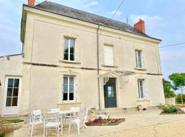 Les champs d'or ~ Magnifique Gîte 10 personnes、Vouneuil-sur-Vienneのホテル