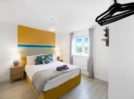 5-BR Home 7-Beds WiFi Parking Ideal for Contractors Peterborough, Fast Wi-Fi