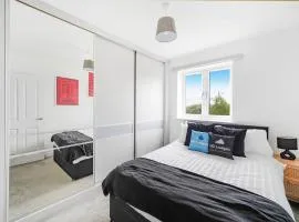 Stylish 7 beds, 5 BR, Contractors, Peterborough area, Wi-Fi, Parking