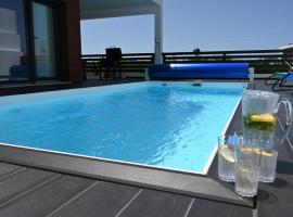 Luxury Oceanview Villa with Private Pool، بيت عطلات شاطئي في إيريسييرا