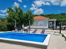 Šestanovac에 위치한 호텔 Holiday home "Olive tree", with new pool, jacuzzi and sauna