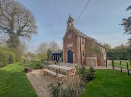 Old School House - Luxury 4 bed holiday home near Norwich, Norfolk, hotel in Lingwood