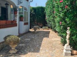 Xalet Azul, your secret garden in L'Escala – hotel w mieście L'Escala