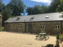 Crymlyn barn โรงแรมในLlanwrda