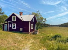 2 Bedroom Amazing Home In Figeholm, hotel amb aparcament a Figeholm