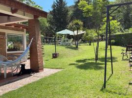Casa con jardín, pileta, asador, y vistas al lago en Embalsina, хотел в Вила дел Дике