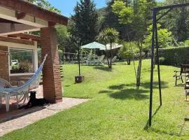 Casa con jardín, pileta, asador, y vistas al lago en Embalsina