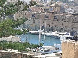 Tifkira (The Memory), Cottage in Vittoriosa