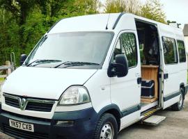 Annie The Ambulance (Drive away campervan), palapinė su patogumais mieste Skewen