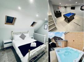 The Bear Loft Plus - Includes Hot Tub & Games Room, hotel v destinaci Chilcompton