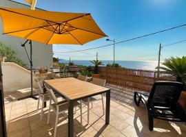 Marina di Andrano - Alisso, casa vista mare con parcheggio privato e wifi, hotel v destinaci Andrano